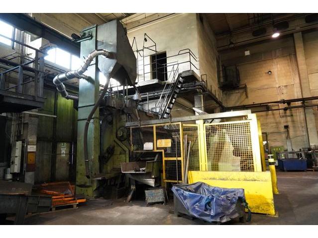 Caterpillar belt blasting machine