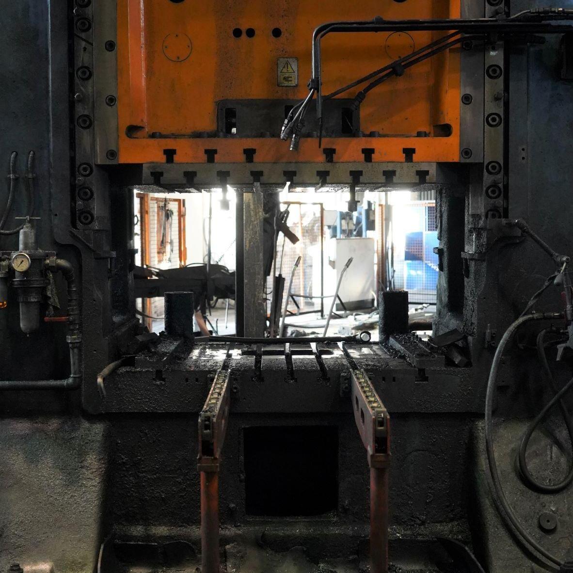 Hot trimming press