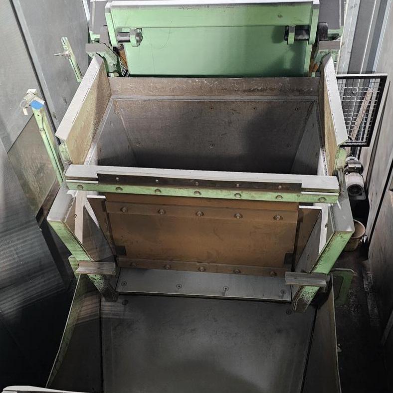 (5.4) Step Feeder with Tipper